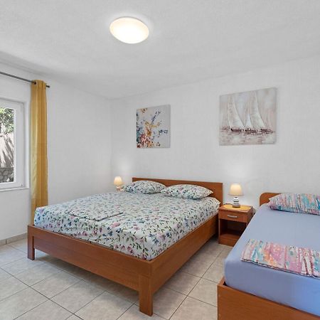 Apartment Uga2 Mandre Bagian luar foto